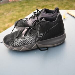 Nike Kyrie Basketball Shoes (Youth 7Y, Black/Grey)